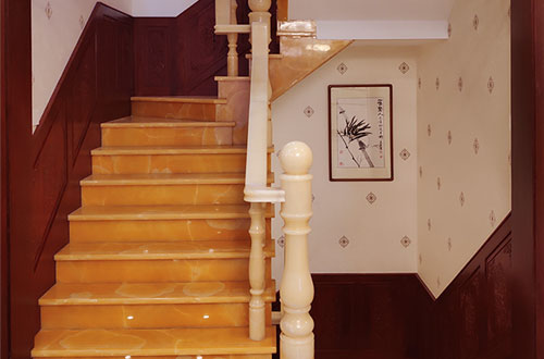 莱州中式别墅室内汉白玉石楼梯的定制安装装饰效果